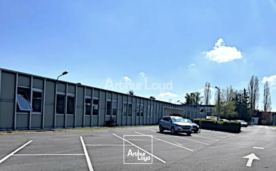 A vendre, batiment de 6 635m2 environ à Saint-Martin-Sur-Le-Pré. 