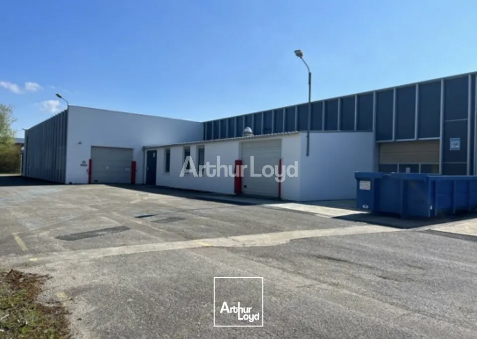 A vendre, batiment de 6 635m2 environ à Saint-Martin-Sur-Le-Pré. 