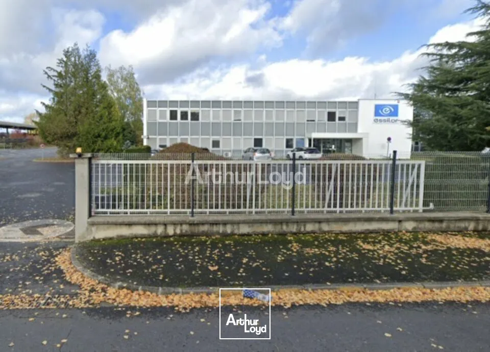 A vendre, batiment de 6 635m2 environ à Saint-Martin-Sur-Le-Pré. 