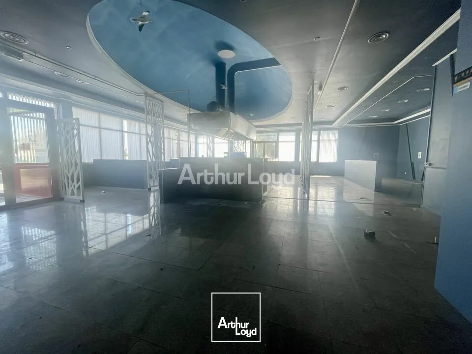 Secteur Nord-est de Reims.Local commercial d'environ 310m2 - toutes activités possibles - flux véhicules très important +++