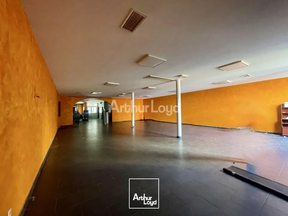 A LOUER SUR UN AXE PASSANT !LOCAL COMMERCIAL D'ENVIRON 295M2 - TOUTES ACTIVITES POSSIBLES - REIMS (51)