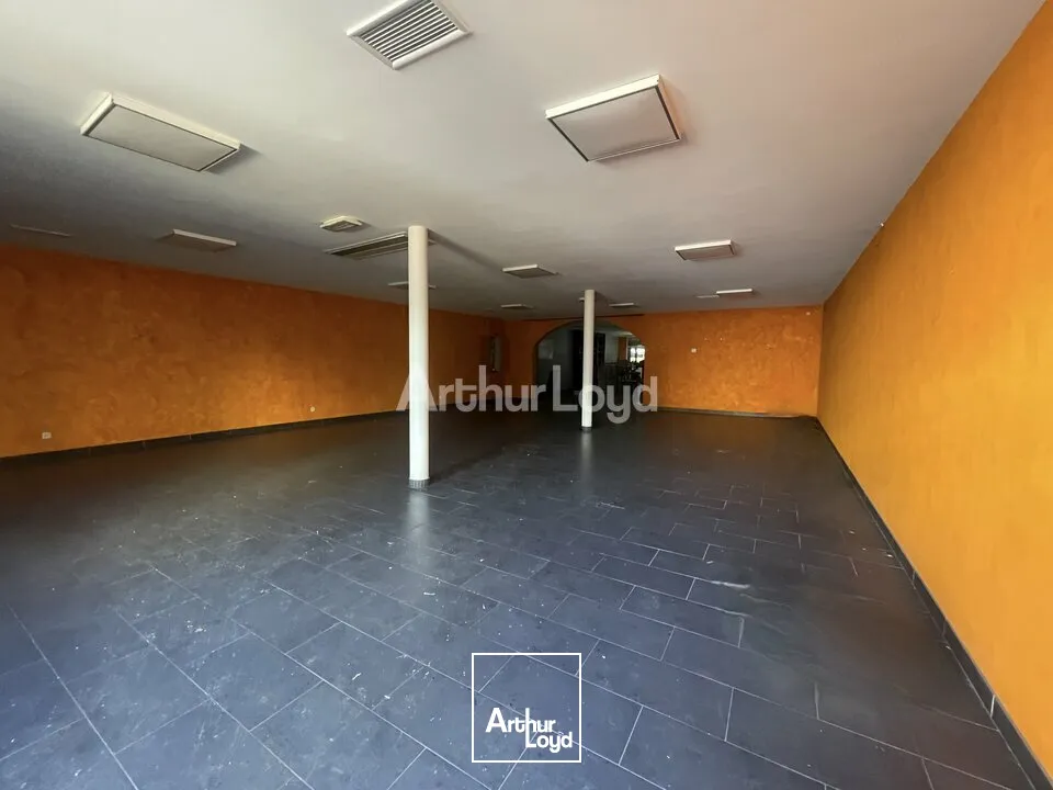 A LOUER SUR UN AXE PASSANT !LOCAL COMMERCIAL D'ENVIRON 295M2 - TOUTES ACTIVITES POSSIBLES - REIMS (51)