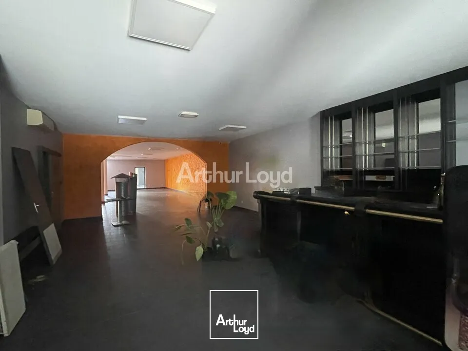 A LOUER SUR UN AXE PASSANT !LOCAL COMMERCIAL D'ENVIRON 295M2 - TOUTES ACTIVITES POSSIBLES - REIMS (51)