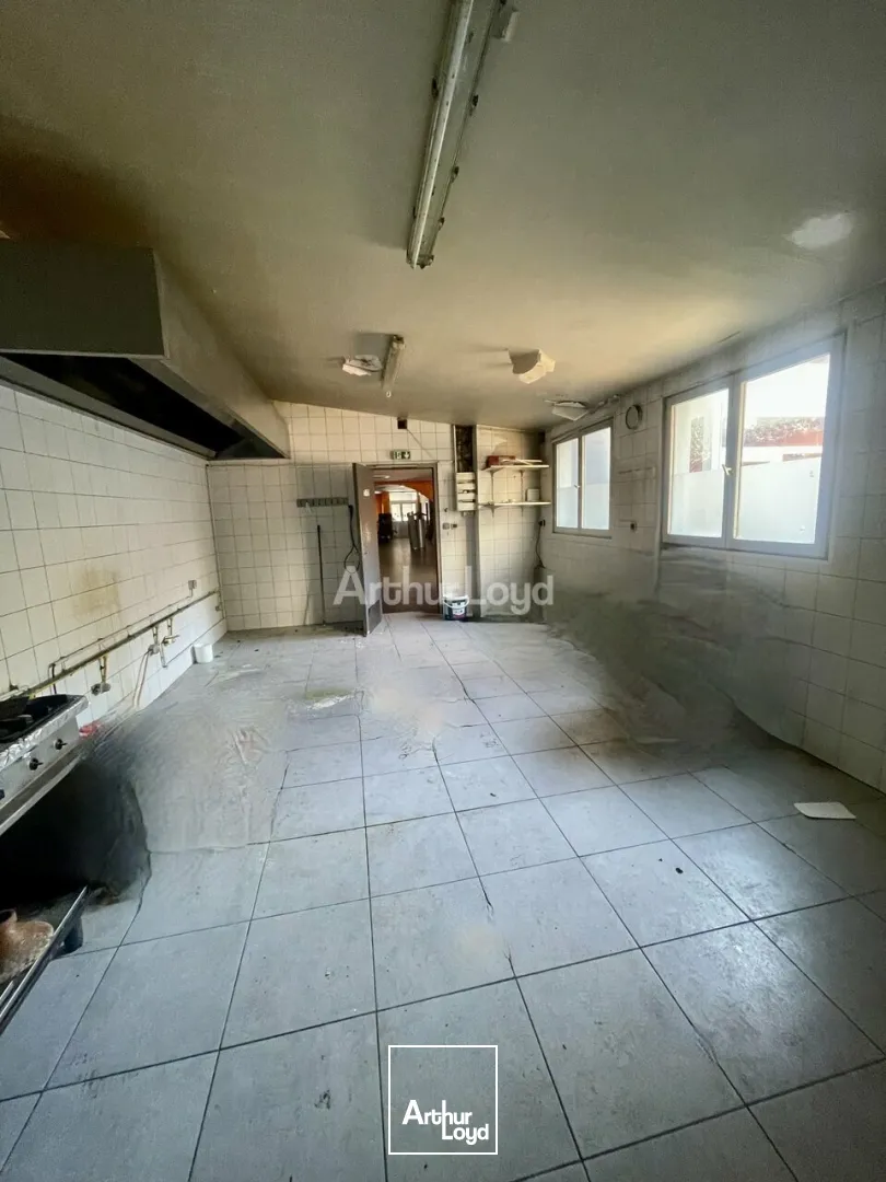 A LOUER SUR UN AXE PASSANT !LOCAL COMMERCIAL D'ENVIRON 295M2 - TOUTES ACTIVITES POSSIBLES - REIMS (51)