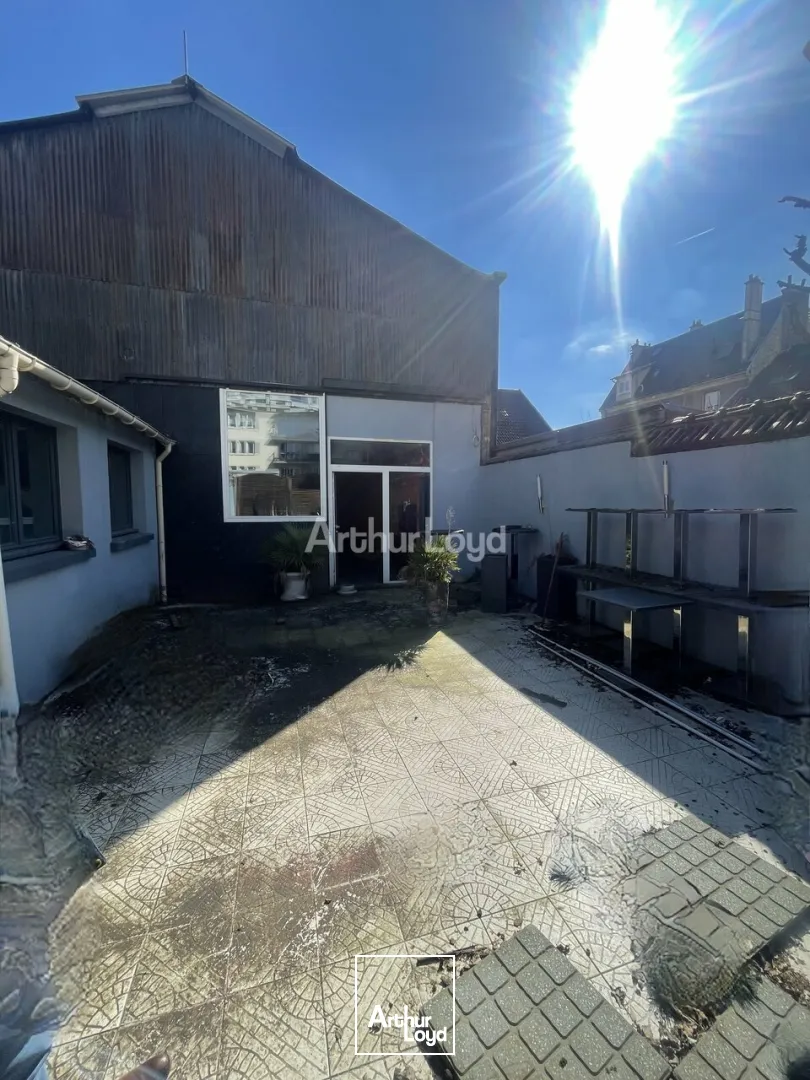 A LOUER SUR UN AXE PASSANT !LOCAL COMMERCIAL D'ENVIRON 295M2 - TOUTES ACTIVITES POSSIBLES - REIMS (51)