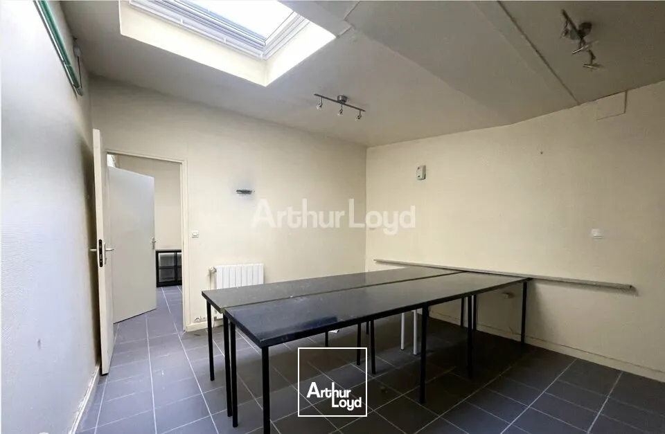 Secteur Jean-Jaurès à Reims, sur un axe très fréquenté - local commercial d'environ 115m2 - disponible de suite.