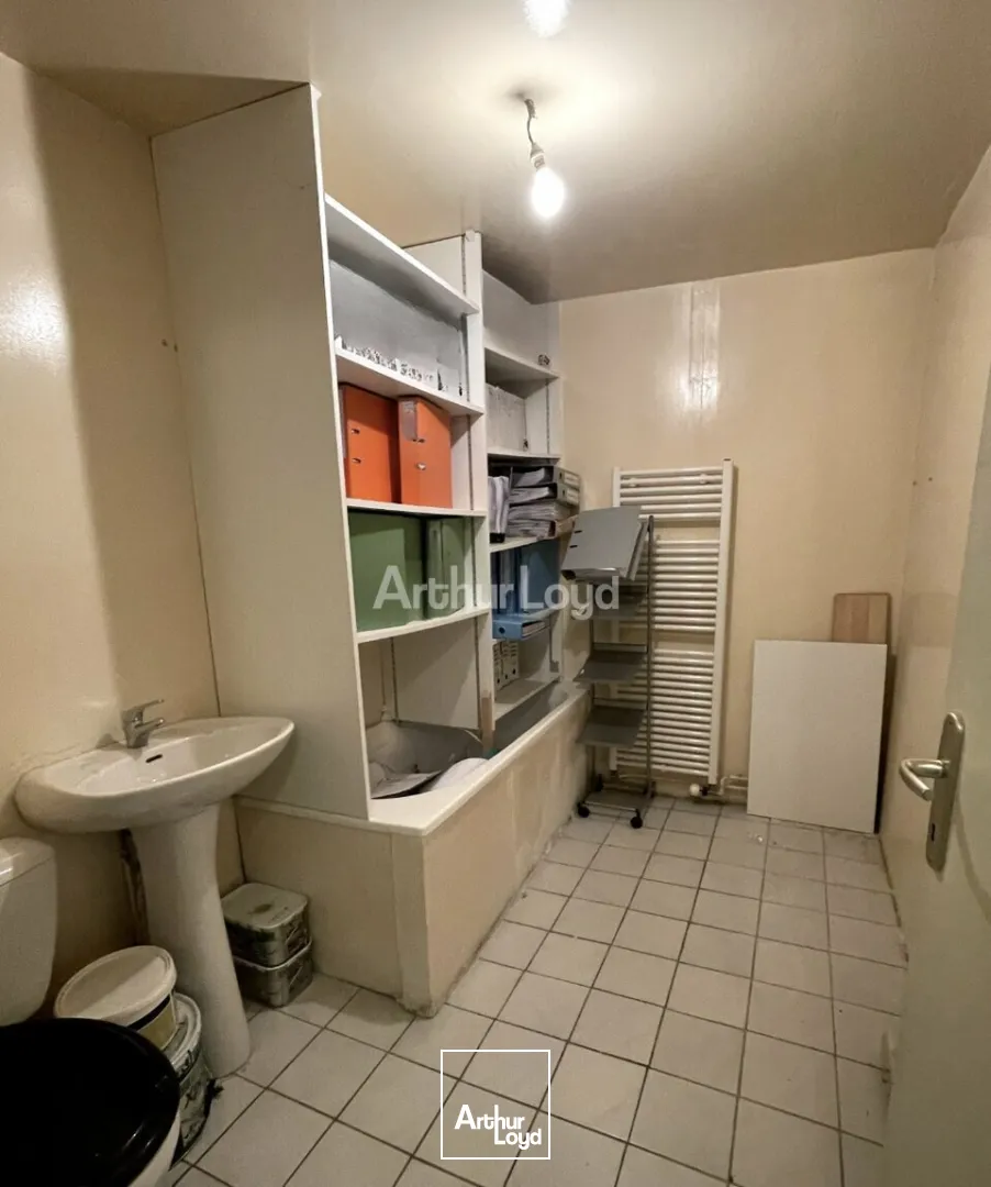 Secteur Jean-Jaurès à Reims, sur un axe très fréquenté - local commercial d'environ 115m2 - disponible de suite.