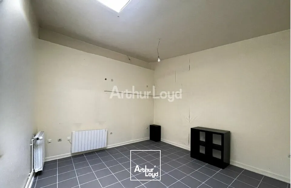 Secteur Jean-Jaurès à Reims, sur un axe très fréquenté - local commercial d'environ 115m2 - disponible de suite.