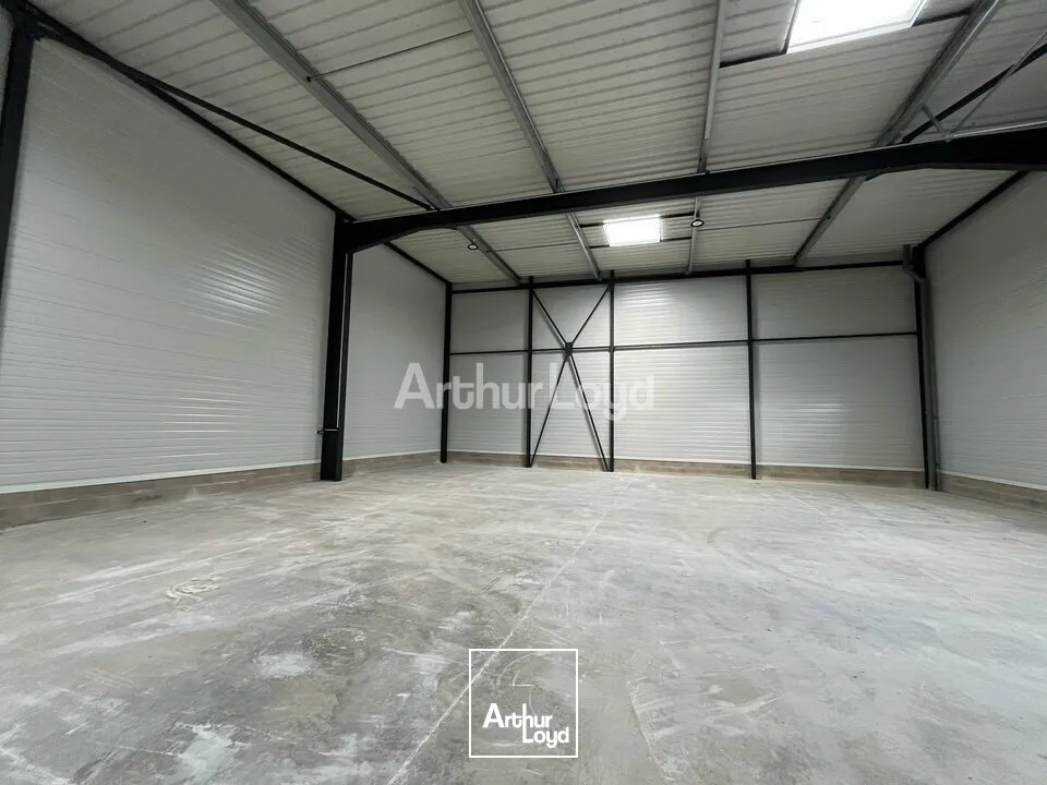 A louer, ensemble de locaux d'activités livrés brutes de béton, fluides en attente dans la zone Farman 