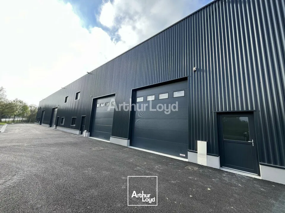 A louer, ensemble de locaux d'activités livrés brutes de béton, fluides en attente dans la zone Farman 