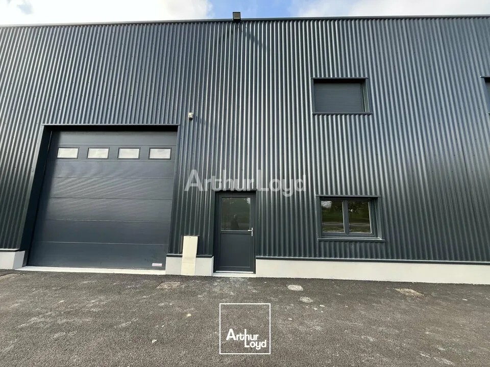 A louer, ensemble de locaux d'activités livrés brutes de béton, fluides en attente dans la zone Farman 