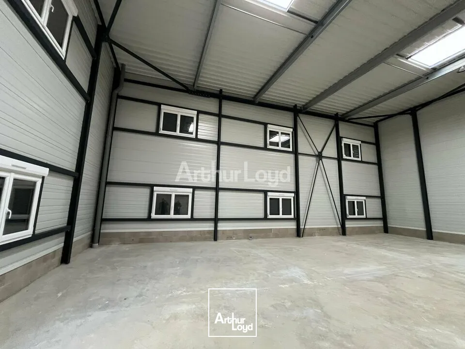 A louer, ensemble de locaux d'activités livrés brutes de béton, fluides en attente dans la zone Farman 