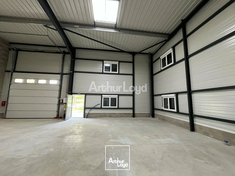 A louer, ensemble de locaux d'activités livrés brutes de béton, fluides en attente dans la zone Farman 