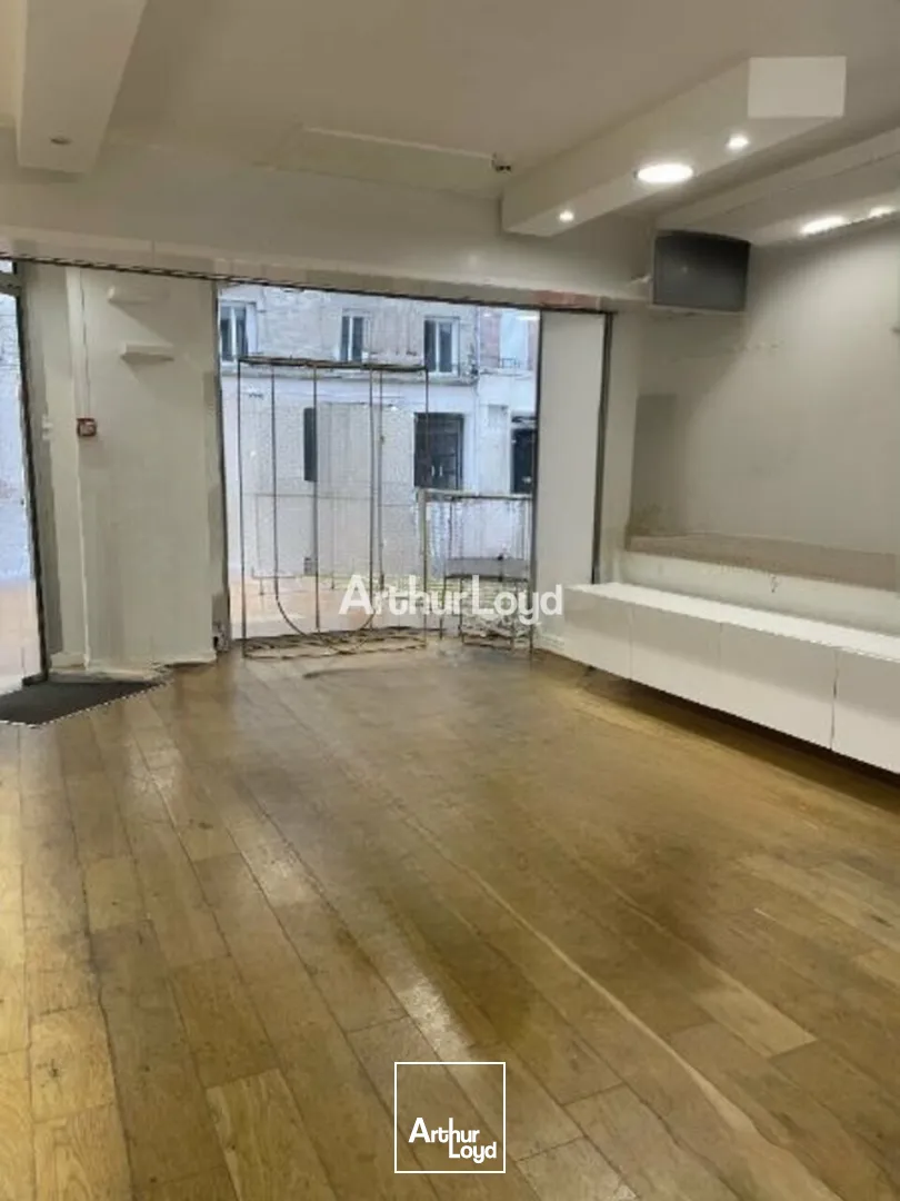 A céder en hyper-centre de Reims - jolie boutique d'environ 135m2 dont 83m2 de surface de vente. Disponible immédiatement 