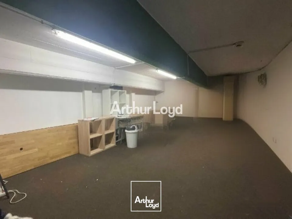 A céder en hyper-centre de Reims - jolie boutique d'environ 135m2 dont 83m2 de surface de vente. Disponible immédiatement 