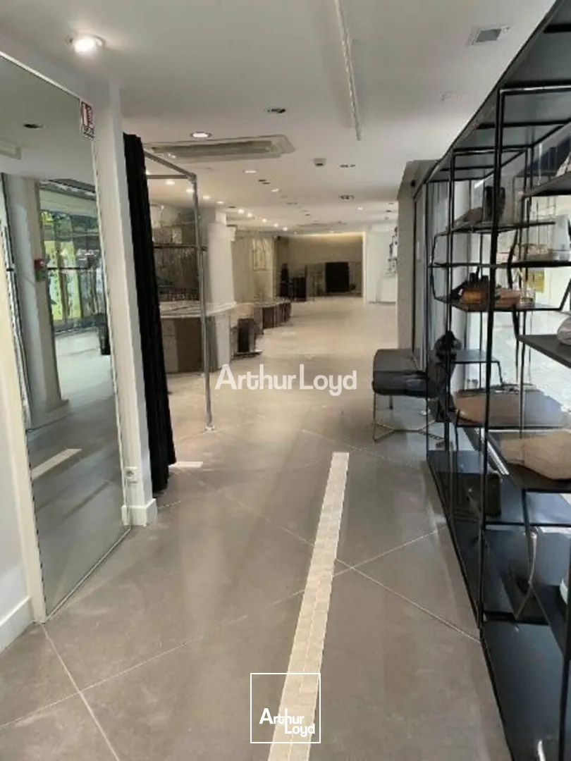 A céder en hyper-centre de Reims - jolie boutique d'environ 135m2 dont 83m2 de surface de vente. Disponible immédiatement 