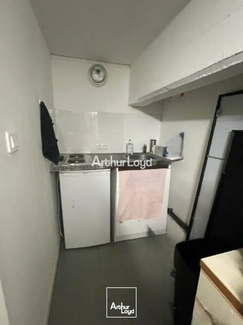 A céder en hyper-centre de Reims - jolie boutique d'environ 135m2 dont 83m2 de surface de vente. Disponible immédiatement 