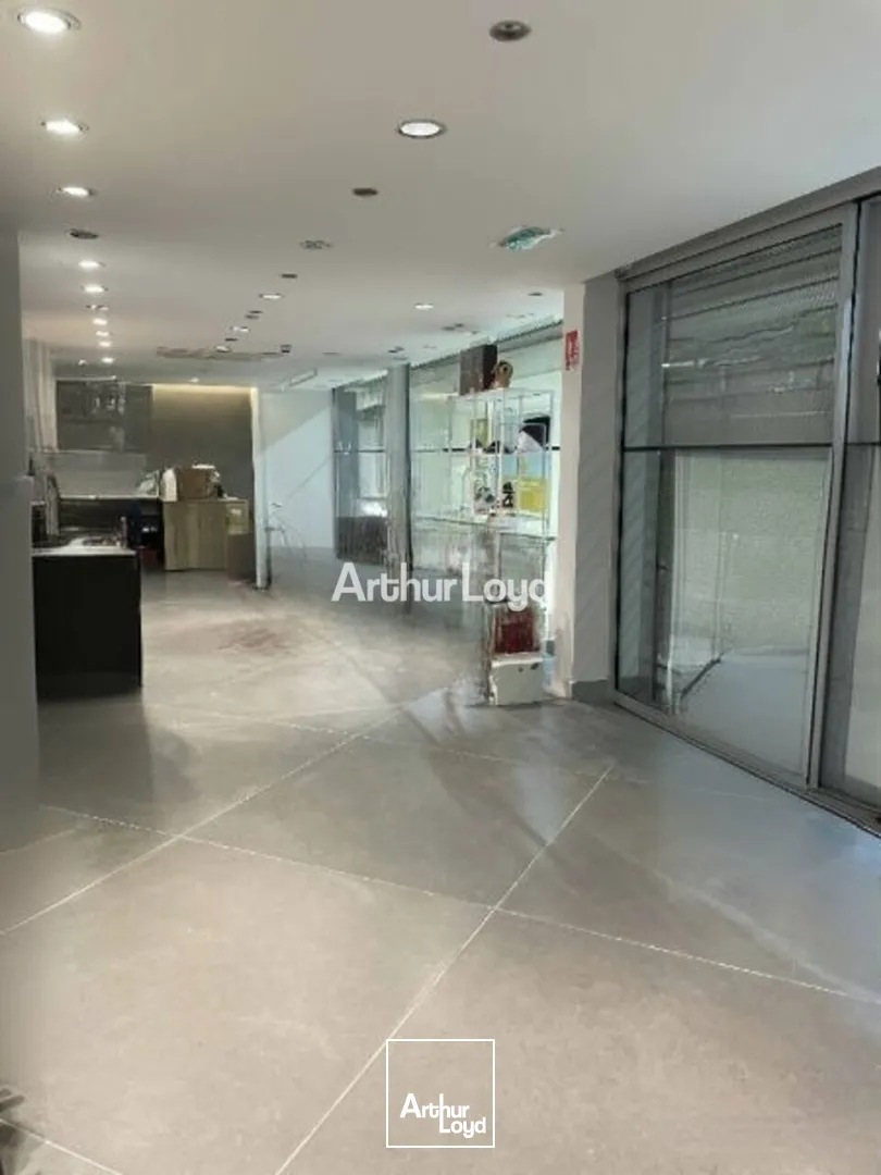 A céder en hyper-centre de Reims - jolie boutique d'environ 135m2 dont 83m2 de surface de vente. Disponible immédiatement 