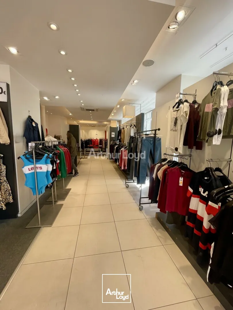 Hyper centre de Reims en angle de rue - local commercial d'environ 106m2 dont 95m2 de surface de vente. Disponible de suite. 