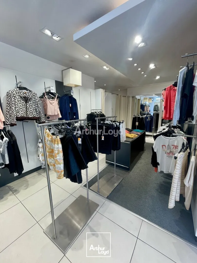 Hyper centre de Reims en angle de rue - local commercial d'environ 106m2 dont 95m2 de surface de vente. Disponible de suite. 