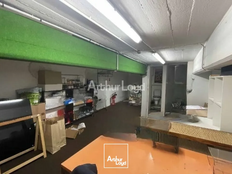 A céder en hyper-centre de Reims - jolie boutique d'environ 135m2 dont 83m2 de surface de vente. Disponible immédiatement 