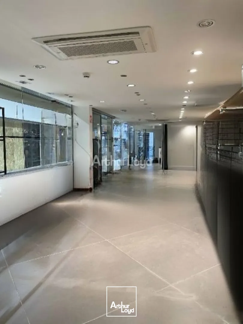 A céder en hyper-centre de Reims - jolie boutique d'environ 135m2 dont 83m2 de surface de vente. Disponible immédiatement 