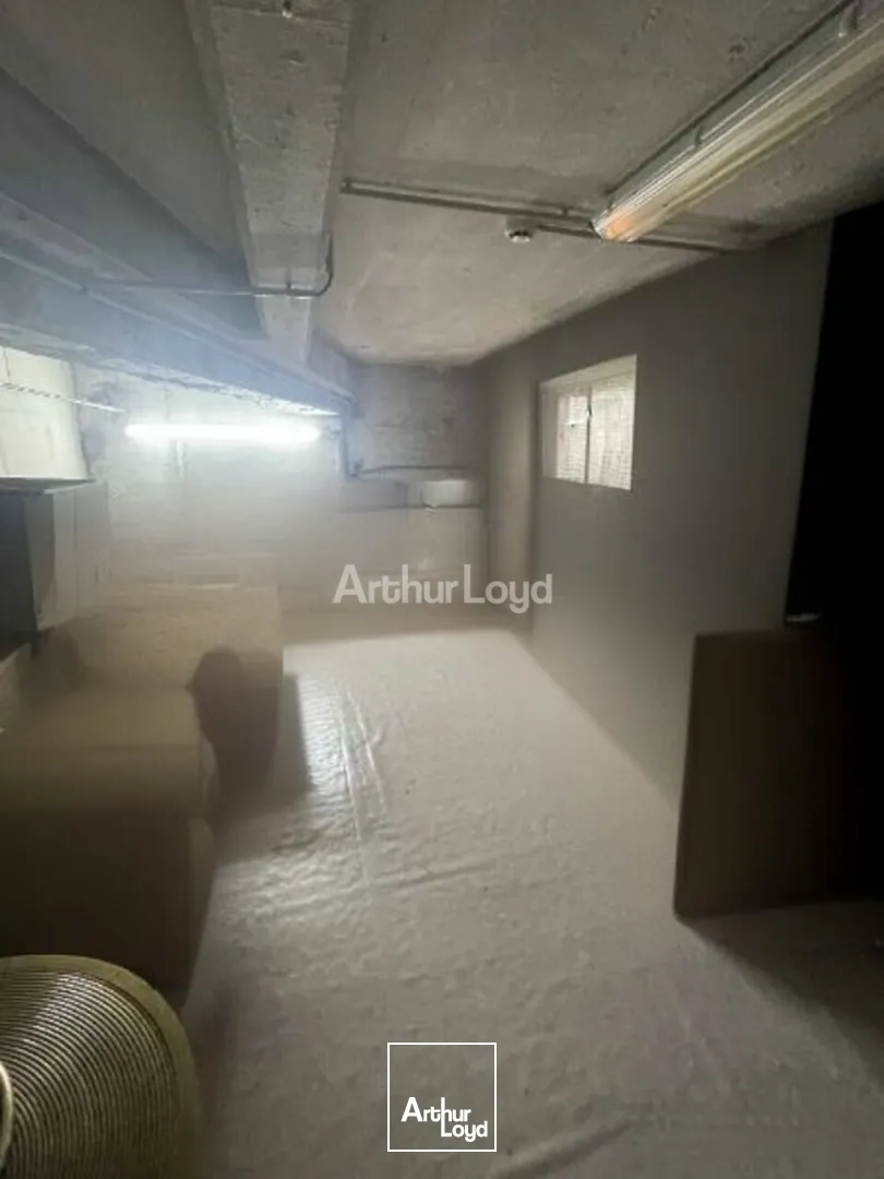 A céder en hyper-centre de Reims - jolie boutique d'environ 135m2 dont 83m2 de surface de vente. Disponible immédiatement 