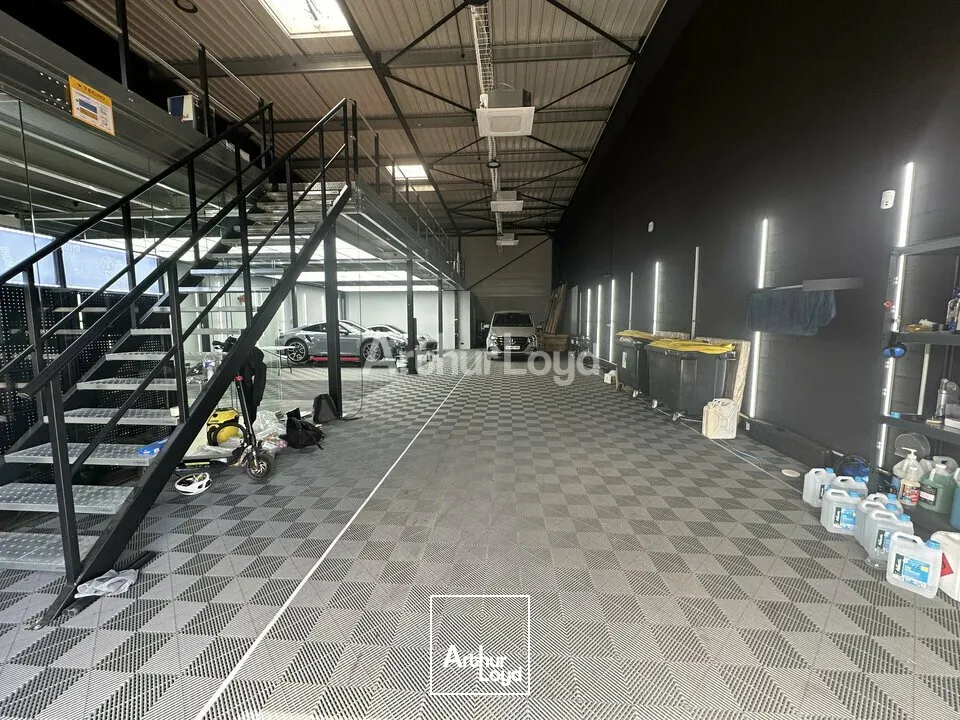 Cellule d'activité d'environ 300 m2 + 130 m2 de mezzanine - REIMS CROIX-BLANDIN