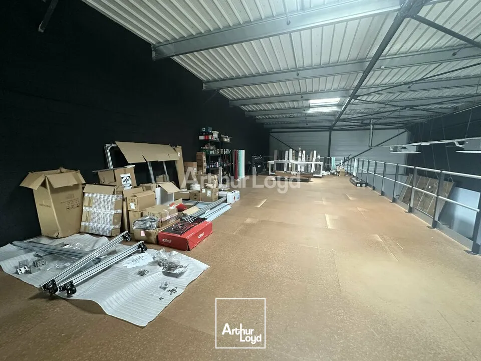 Cellule d'activité d'environ 300 m2 + 130 m2 de mezzanine - REIMS CROIX-BLANDIN
