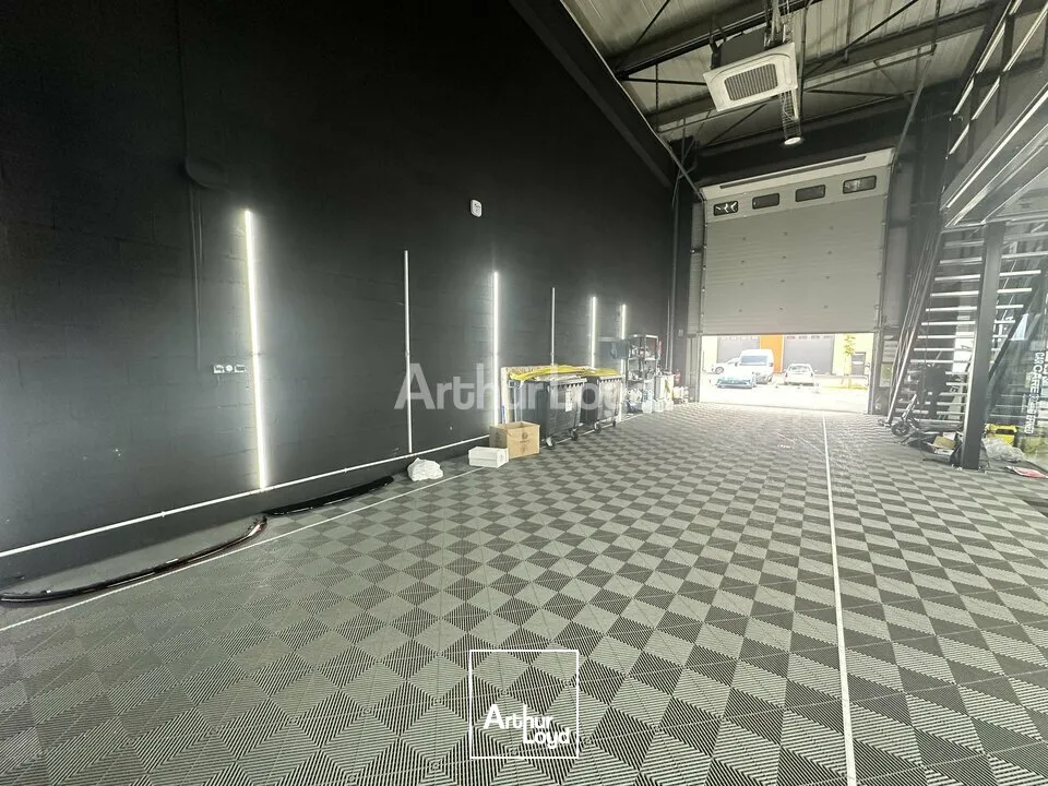 Cellule d'activité d'environ 300 m2 + 130 m2 de mezzanine - REIMS CROIX-BLANDIN