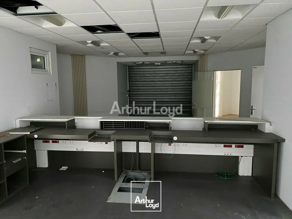 A VENDRE - Châlons-en-Champagne secteur Rive Gauche - local commercial d'une superficie totale d'environ 276m2 idéalement situé, sur un axe très fréquenté!