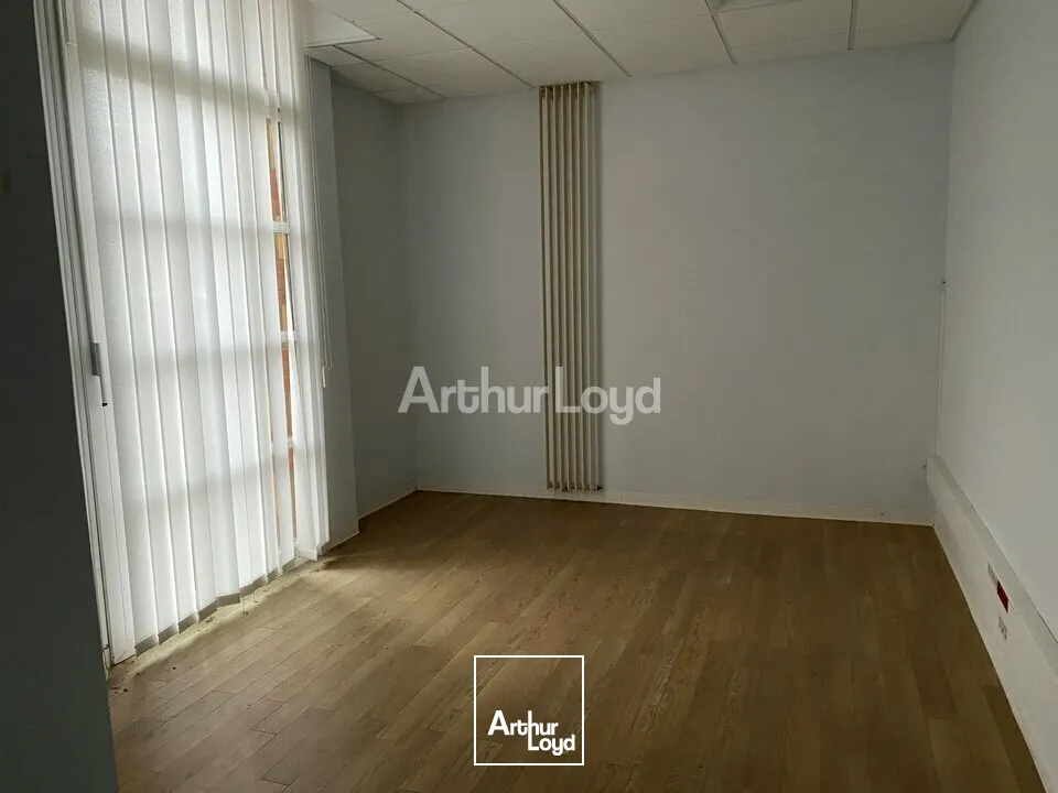 A VENDRE - Châlons-en-Champagne secteur Rive Gauche - local commercial d'une superficie totale d'environ 276m2 idéalement situé, sur un axe très fréquenté!