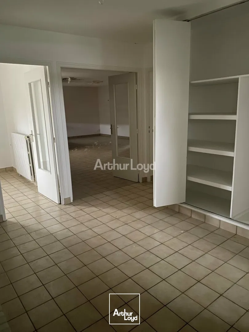 A VENDRE - Châlons-en-Champagne secteur Rive Gauche - local commercial d'une superficie totale d'environ 276m2 idéalement situé, sur un axe très fréquenté!