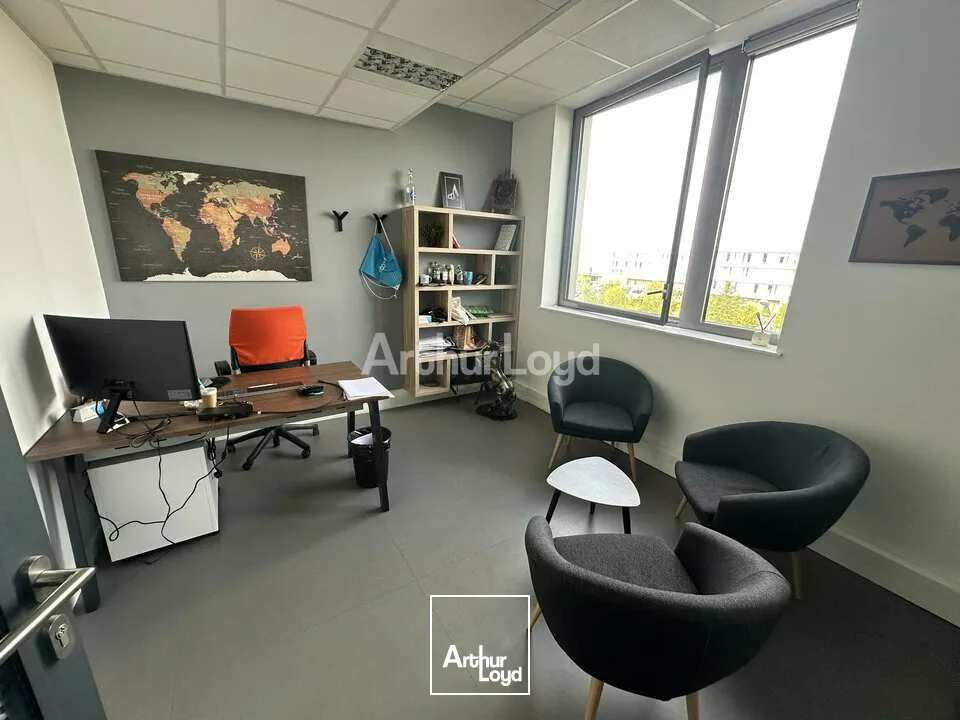 BUREAUX D'ENVIRON 112 M2 et 5 PLACES DE PARKING - BEZANNES