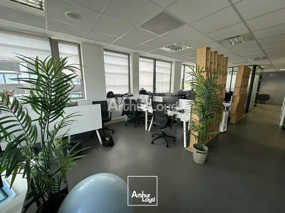 BUREAUX D'ENVIRON 112 M2 et 5 PLACES DE PARKING - BEZANNES