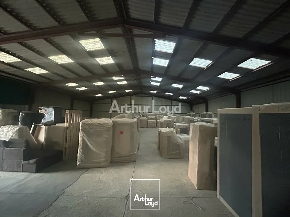 A louer dans ZI deMUIZON un entrepôt d'environ 850M2 