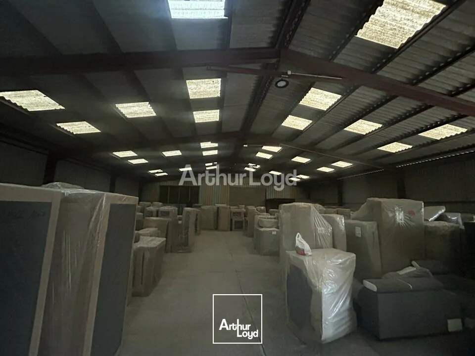 A louer dans ZI deMUIZON un entrepôt d'environ 850M2 