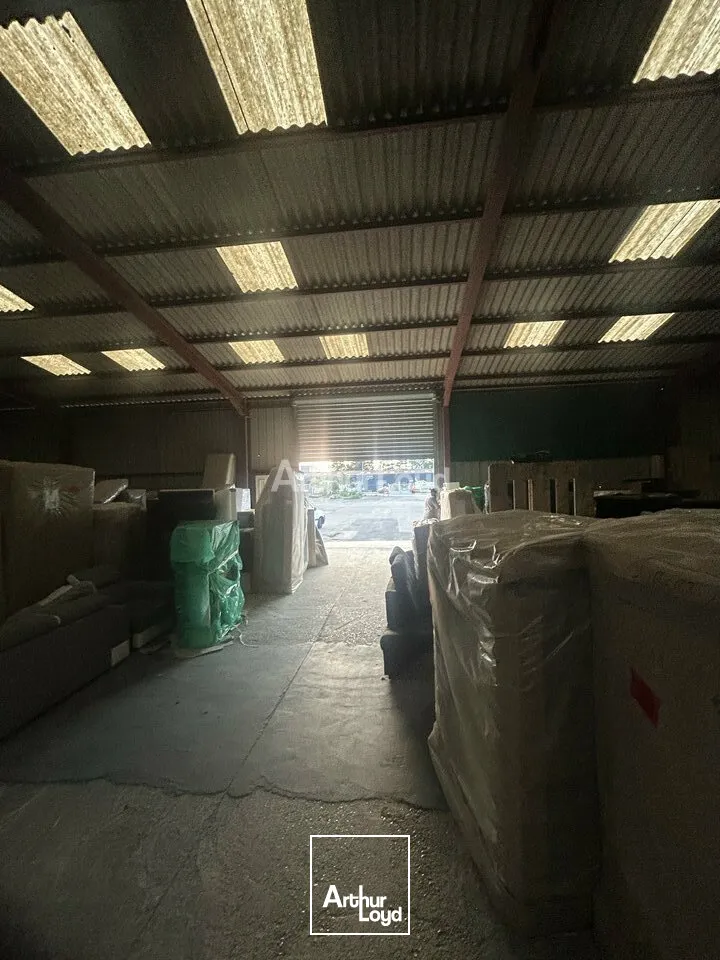 A louer dans ZI deMUIZON un entrepôt d'environ 850M2 