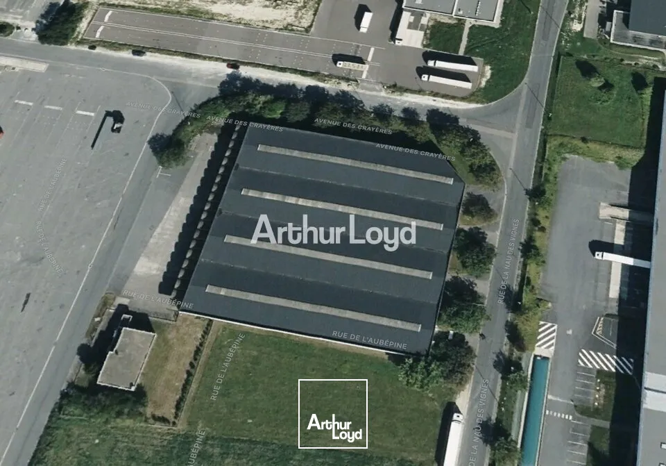 A Vendre - Entrepôt de 4571m2 avec 273m2 de bureaux indépendant et 7500m2 de terrain- secteur La Veuve