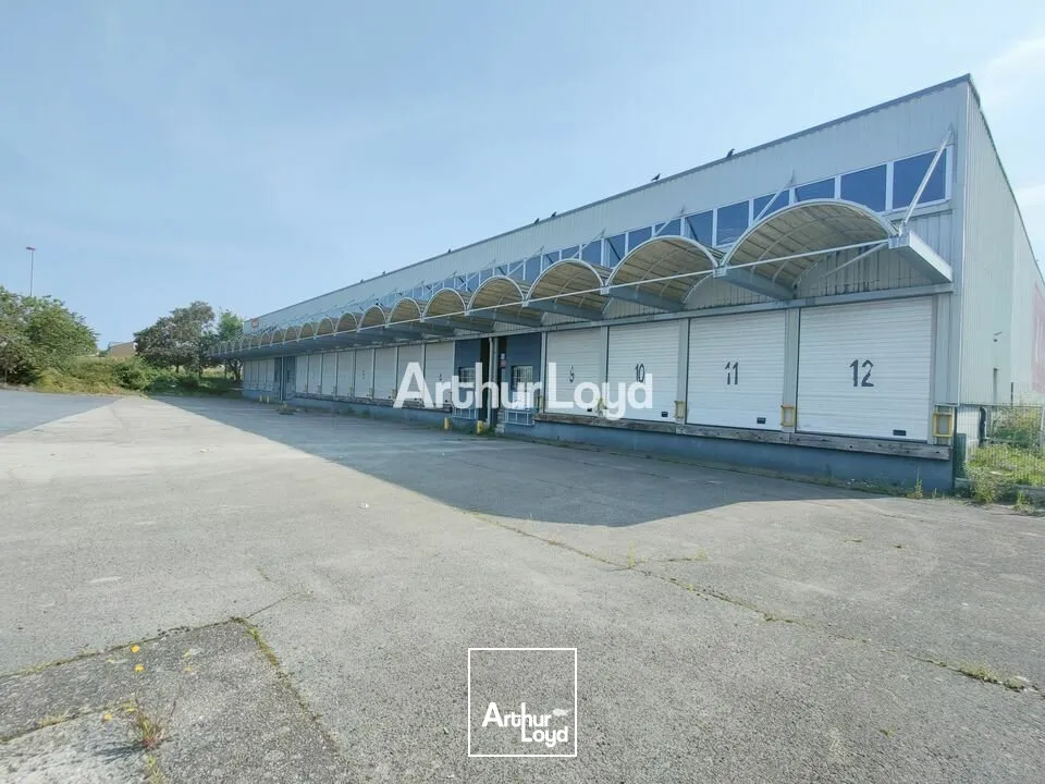 A Vendre - Entrepôt de 4571m2 avec 273m2 de bureaux indépendant et 7500m2 de terrain- secteur La Veuve