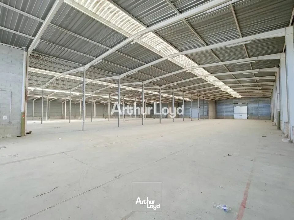A Vendre - Entrepôt de 4571m2 avec 273m2 de bureaux indépendant et 7500m2 de terrain- secteur La Veuve