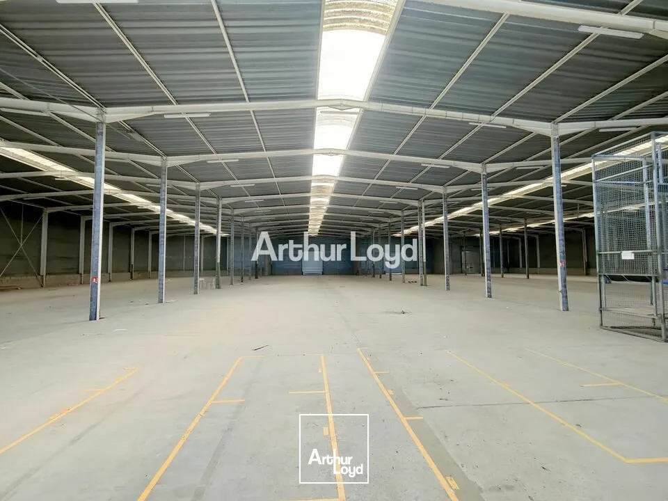 A Vendre - Entrepôt de 4571m2 avec 273m2 de bureaux indépendant et 7500m2 de terrain- secteur La Veuve