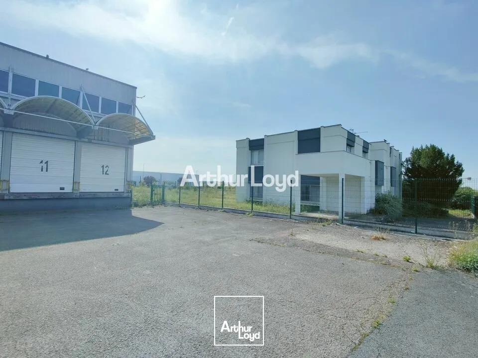 A Vendre - Entrepôt de 4571m2 avec 273m2 de bureaux indépendant et 7500m2 de terrain- secteur La Veuve