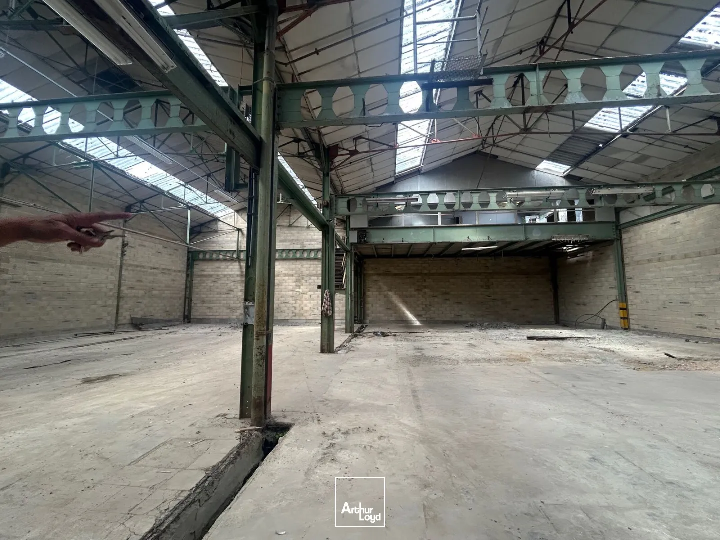 A LOUER - LOCAUX D'ACTIVITÉS - 965 M2 - SAINT-QUENTIN :