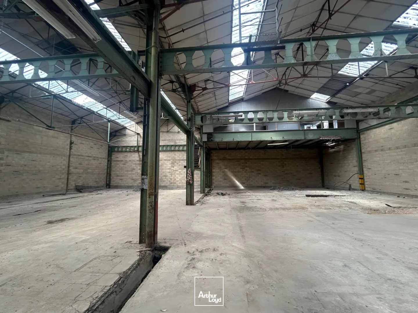 A LOUER - LOCAUX D'ACTIVITÉS - 965 M2 - SAINT-QUENTIN :