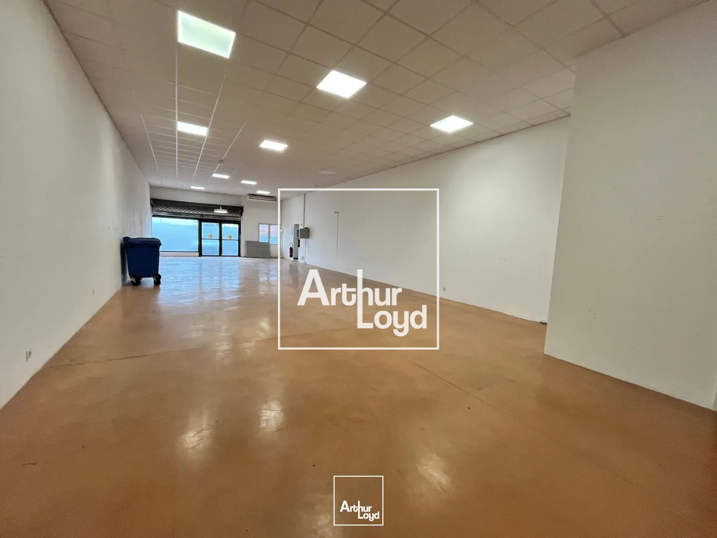 Local d'activités avec bureaux et entrepôt à vendre à Vauvert - Accessibilité optimale pour activité logistique et tertiaire