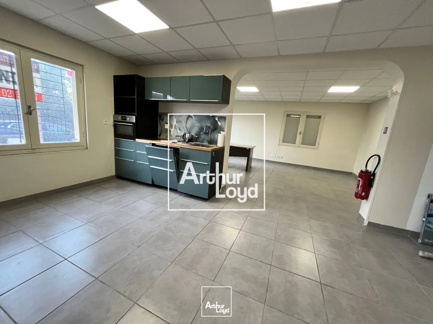 Local d'activités avec bureaux et entrepôt à vendre à Vauvert - Accessibilité optimale pour activité logistique et tertiaire