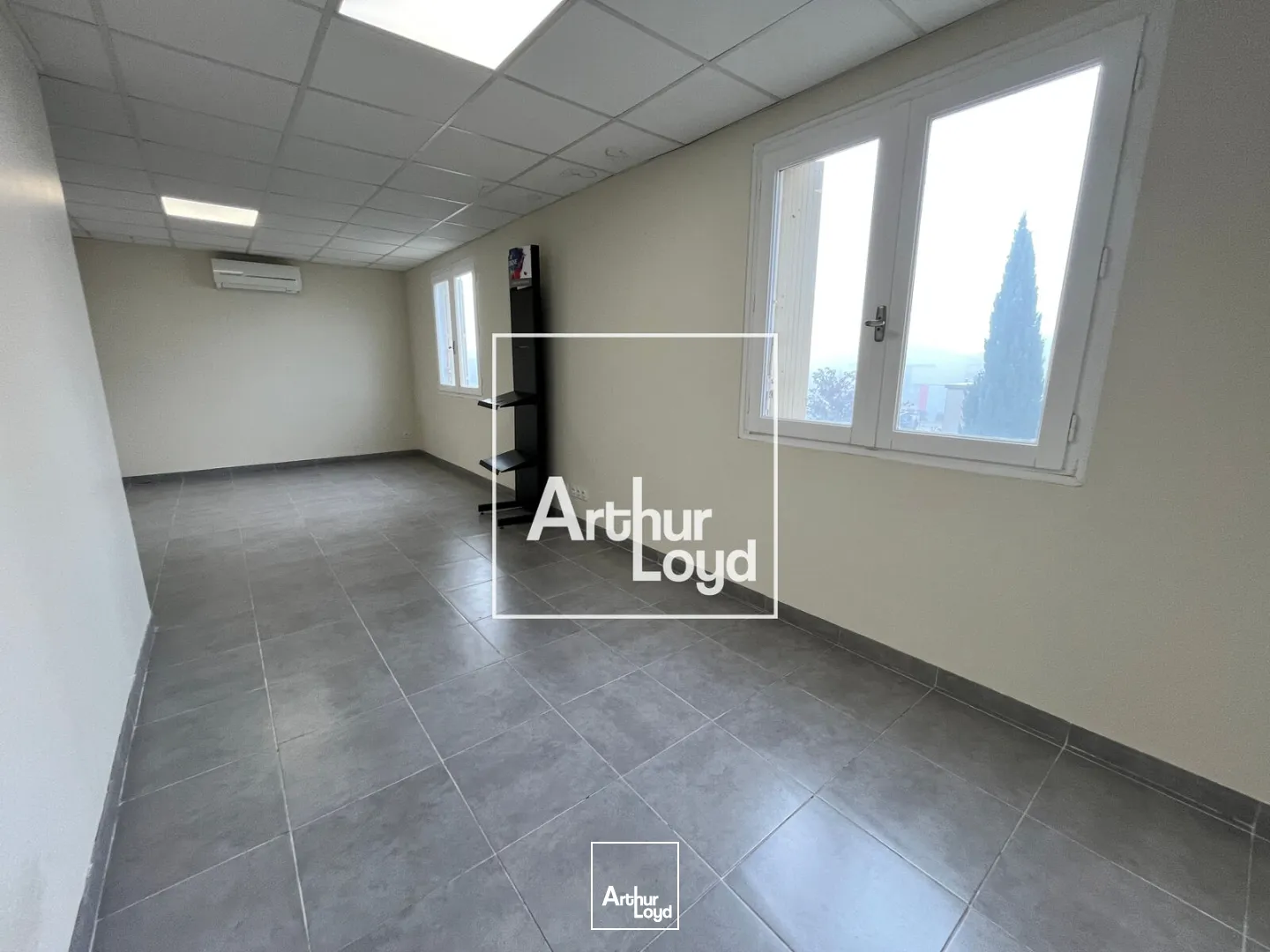 Local d'activités avec bureaux et entrepôt à vendre à Vauvert - Accessibilité optimale pour activité logistique et tertiaire