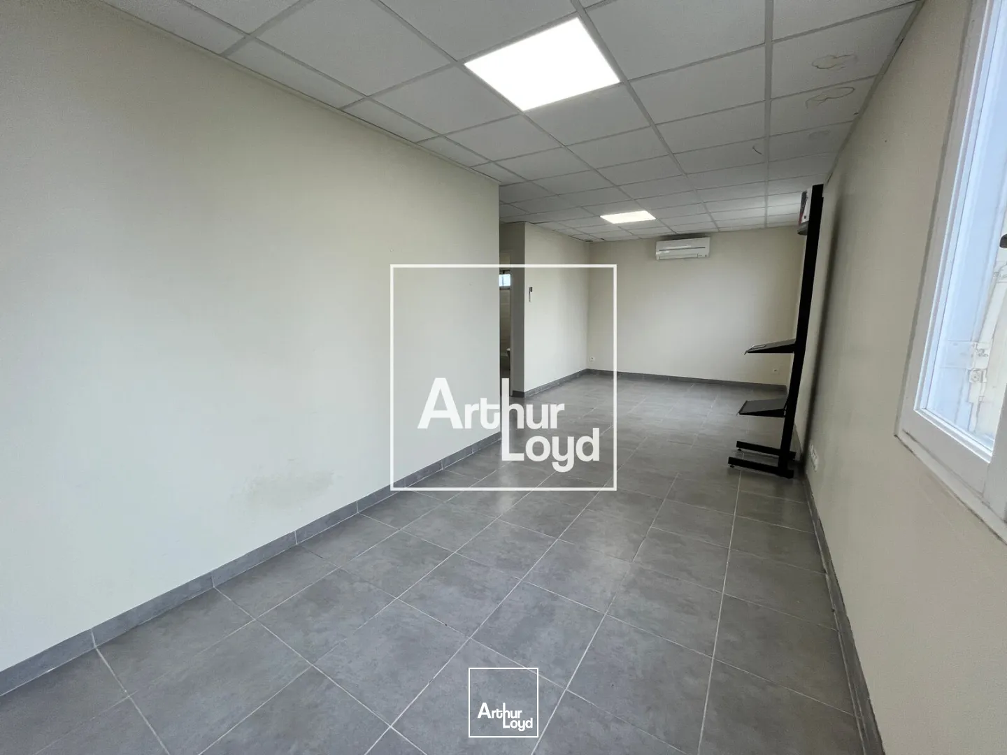 Local d'activités avec bureaux et entrepôt à vendre à Vauvert - Accessibilité optimale pour activité logistique et tertiaire