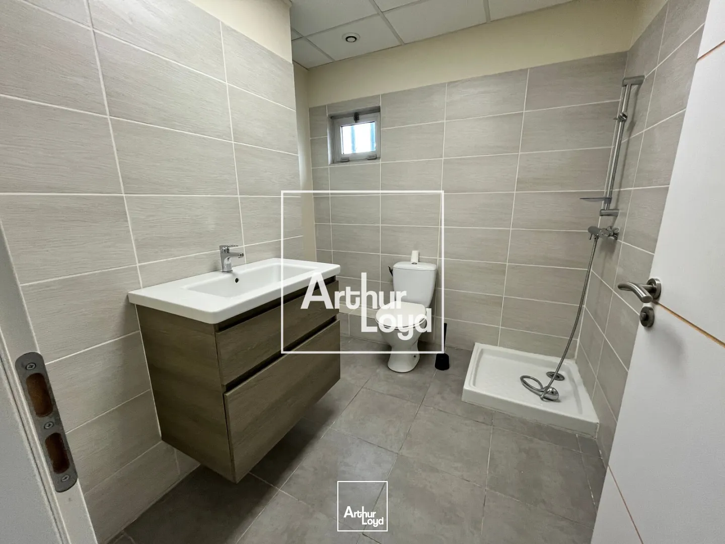 Local d'activités avec bureaux et entrepôt à vendre à Vauvert - Accessibilité optimale pour activité logistique et tertiaire